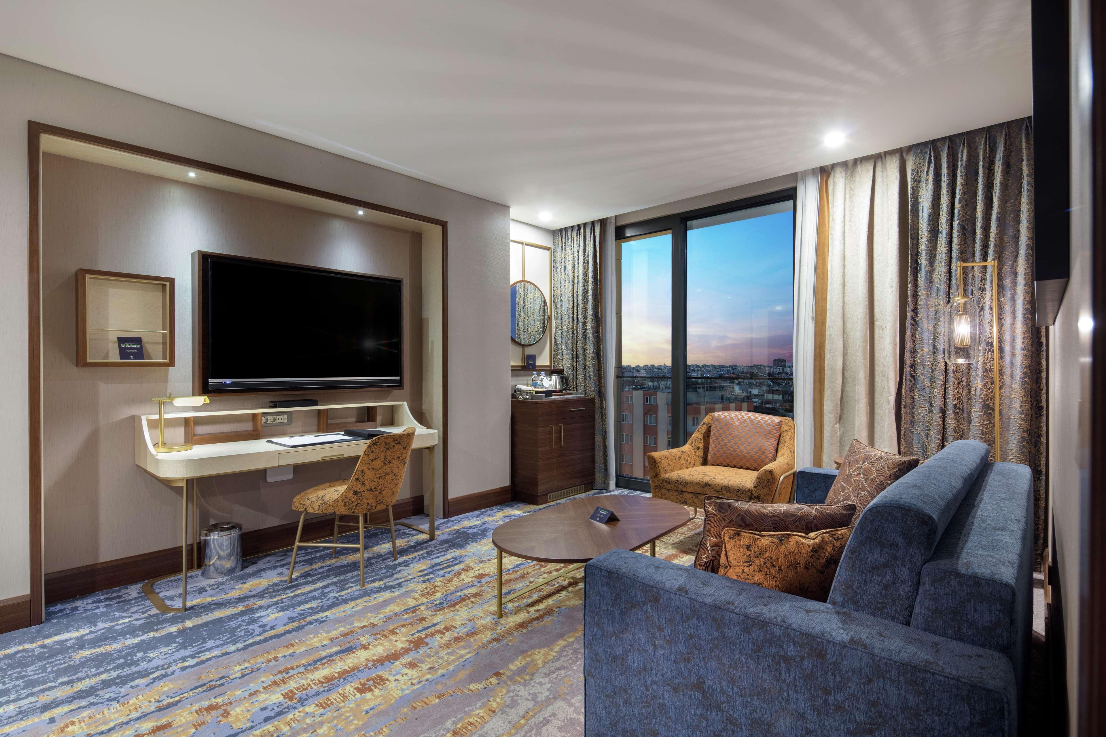 더블트리 바이 힐튼 안탈야 시티 센터 안탈리아 외부 사진 A suite at the Hilton London West End
