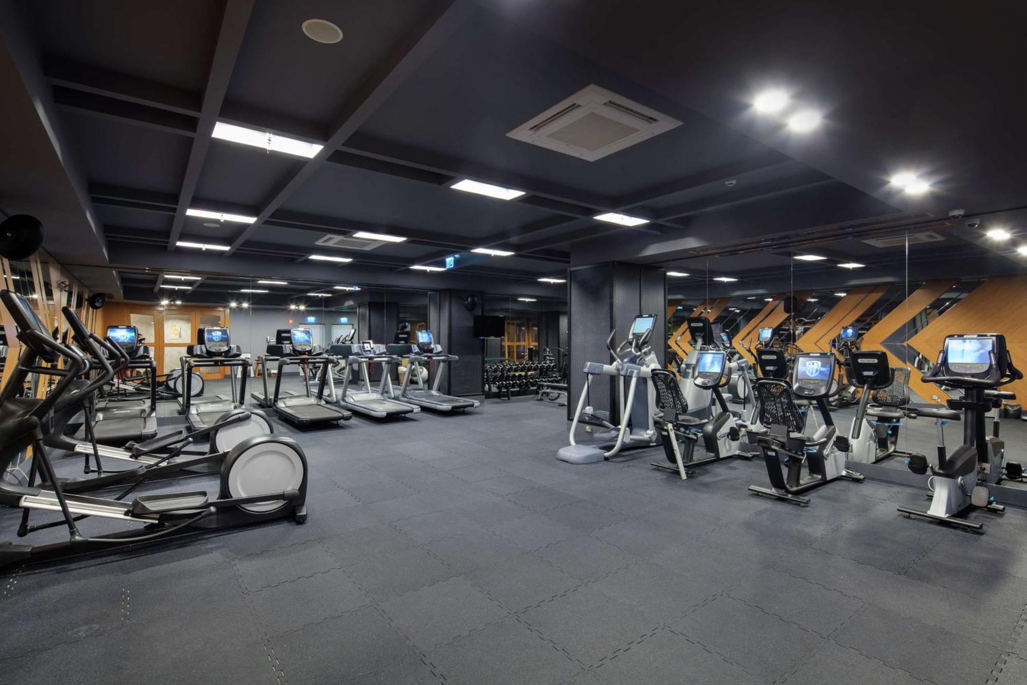 더블트리 바이 힐튼 안탈야 시티 센터 안탈리아 외부 사진 The gym at the hotel