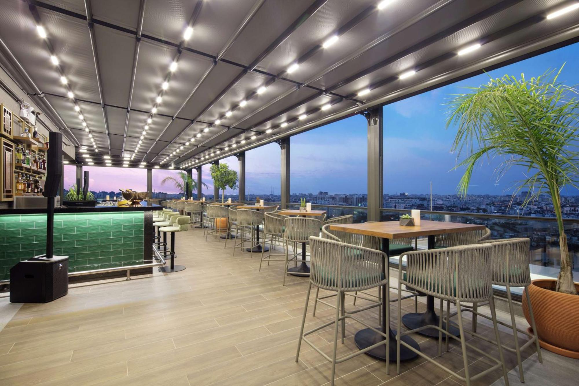 더블트리 바이 힐튼 안탈야 시티 센터 안탈리아 외부 사진 Sky Bar