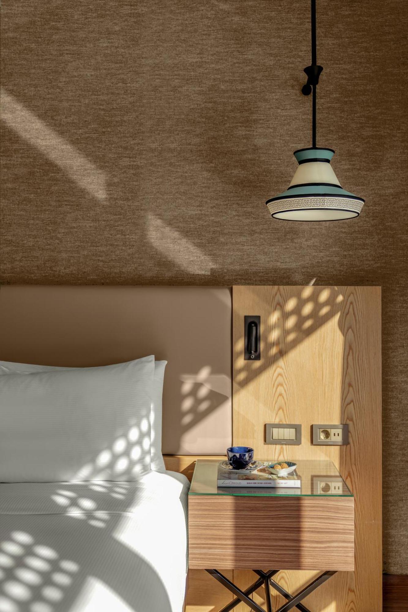 더블트리 바이 힐튼 안탈야 시티 센터 안탈리아 외부 사진 A ceiling light